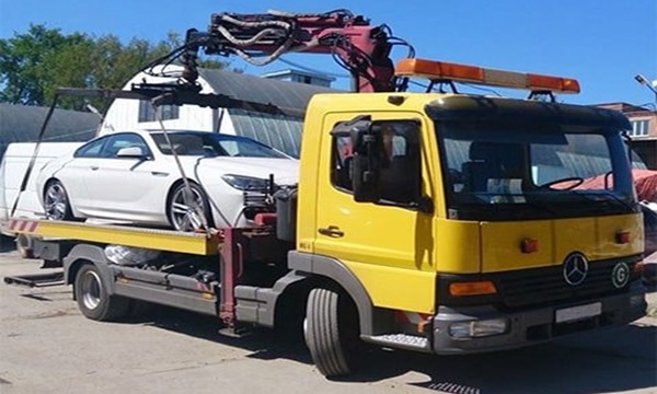 Завантаження авто на евакуатор